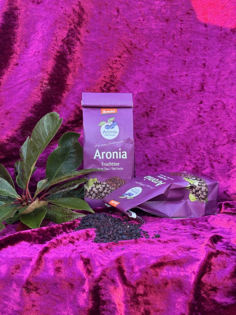 Aronia frugt te poser på lilla stof