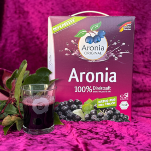 Aronia saft i karton med glas foran