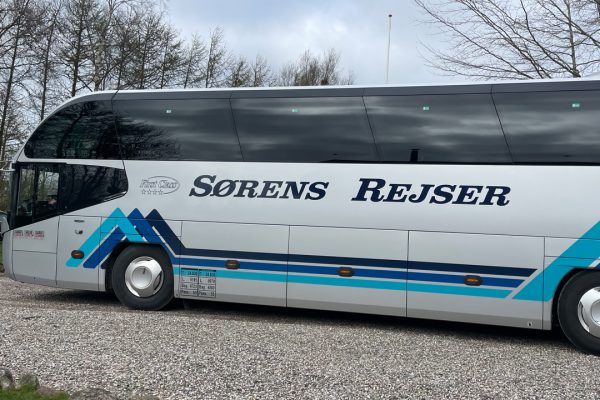 Sørens Rejser turistbus parkeret på grusplads