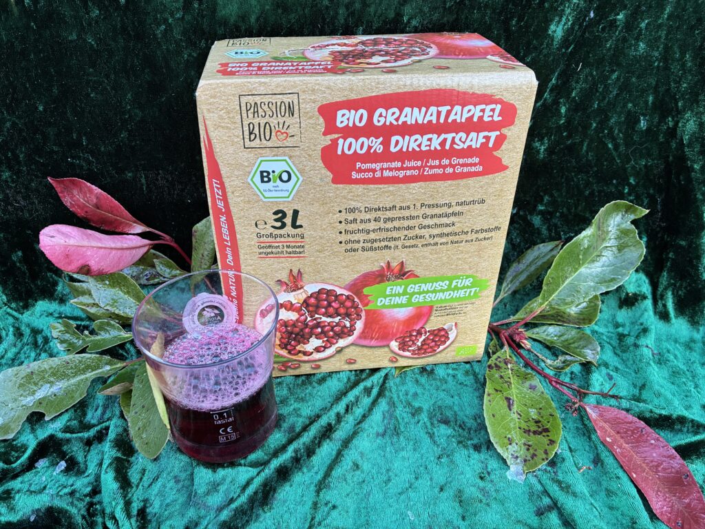 Økologisk granatæblejuice i karton og glas