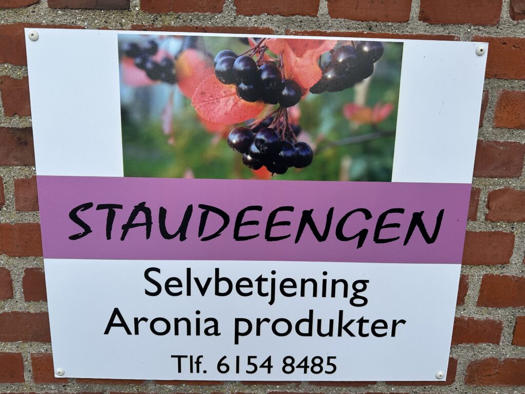 Staudeengen skilt med aronia produkter