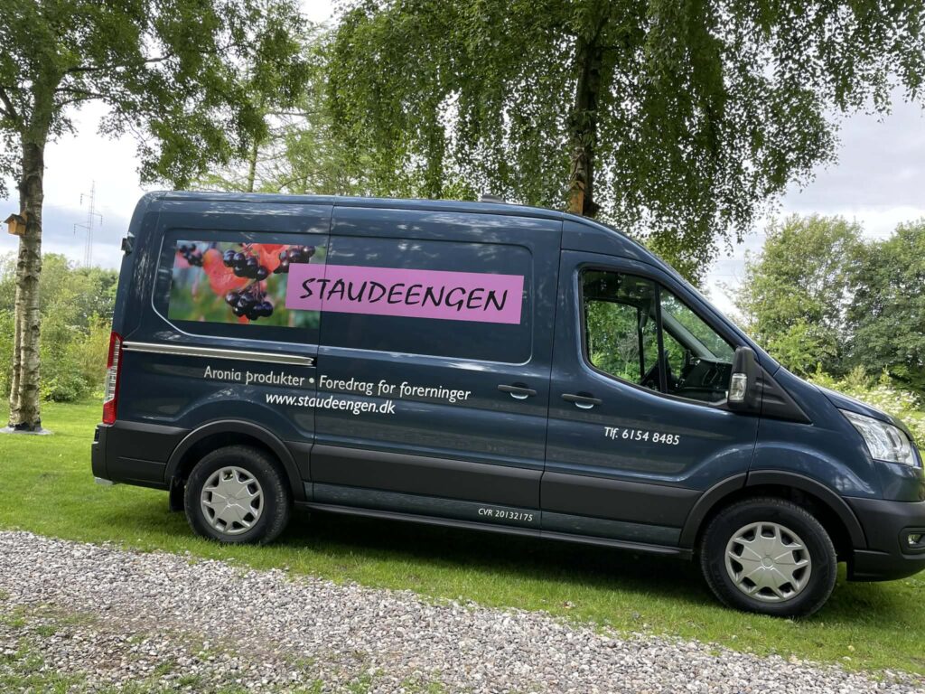 Staudeengen varevogn med Aronia produkter reklame