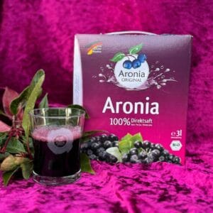 Aronia juice og glas med mørk saft