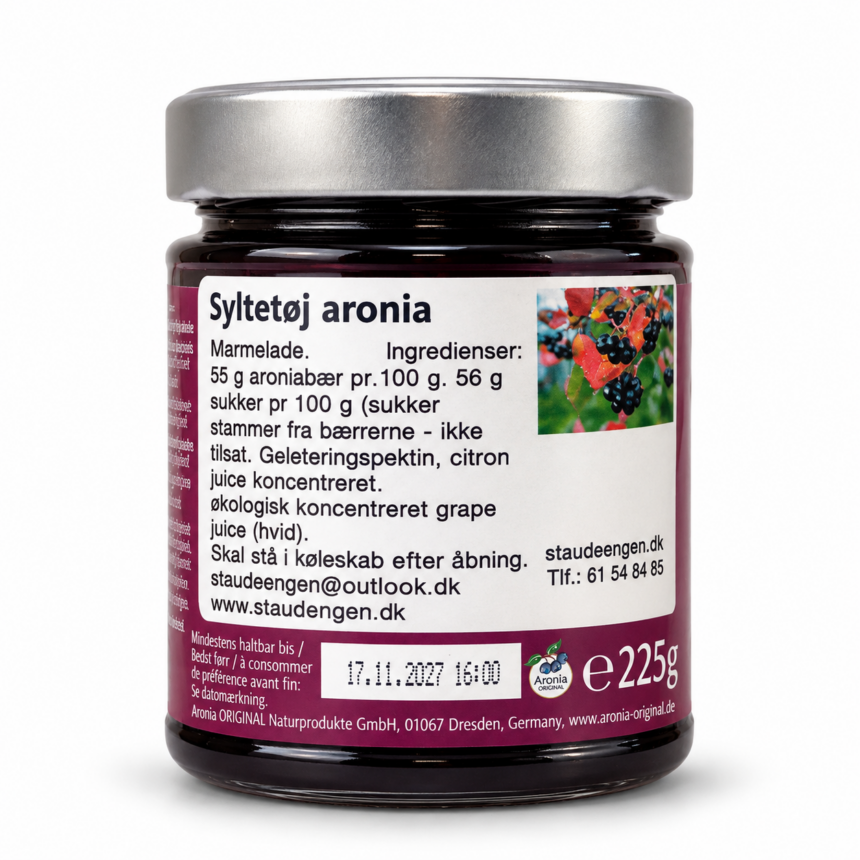 Glas med aronia-syltetøj på hvid baggrund